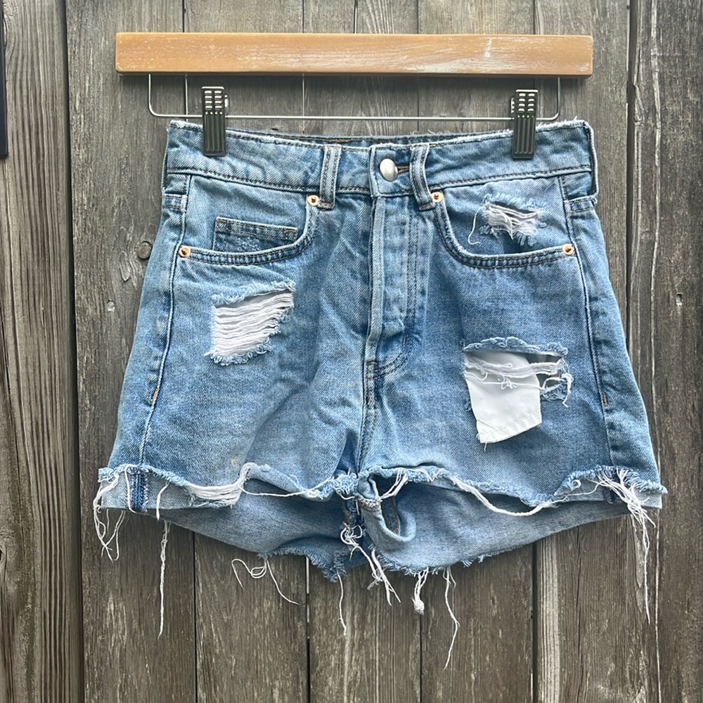 H&M Light Wash Distressed Button Front Denim Shorts,Size 0